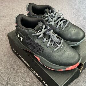 Under Armour Youth size unisex Basketball shoe!